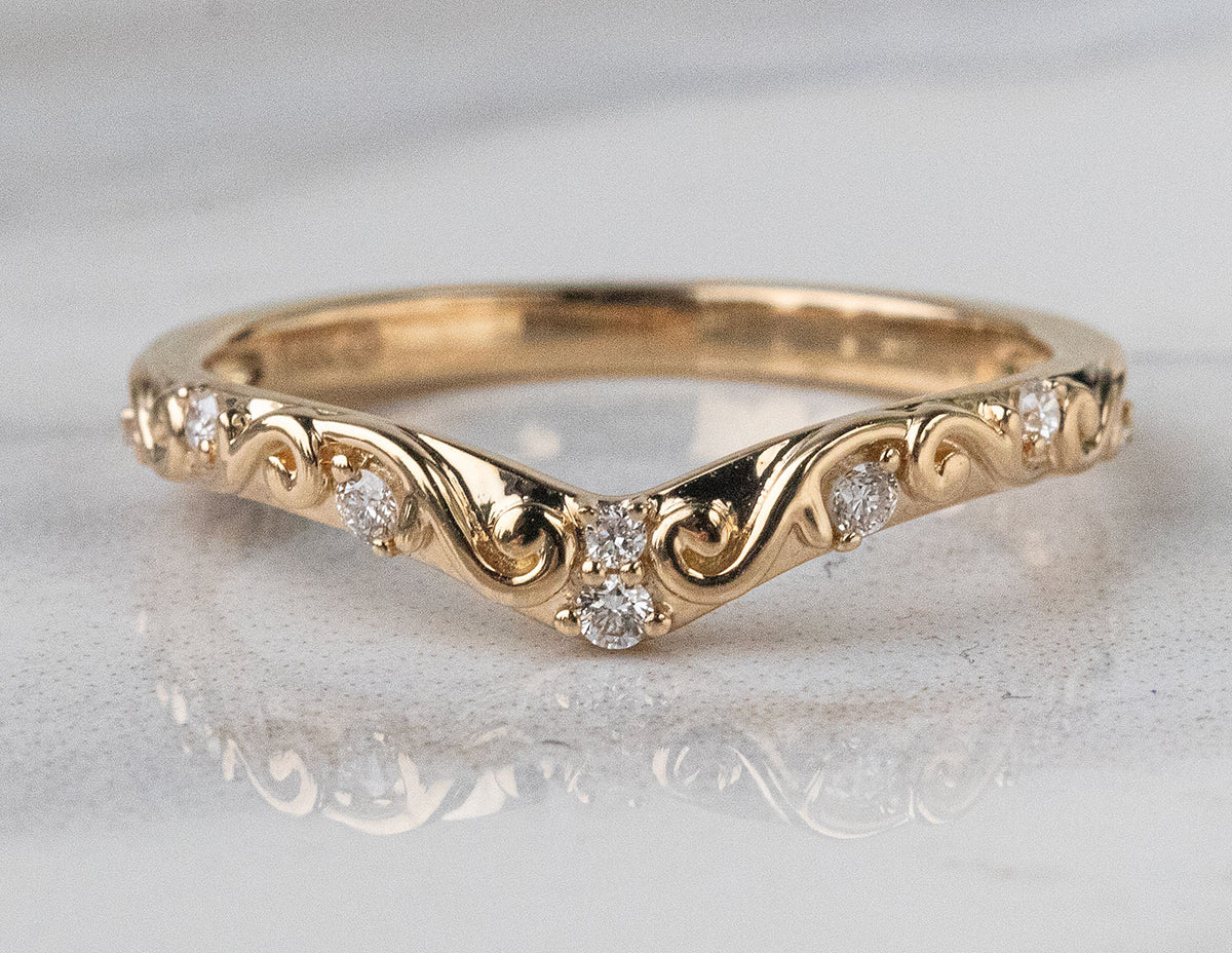 1/10ct. t.w. Vintage Curved Diamond Wedding Ring in 14K Yellow Gold