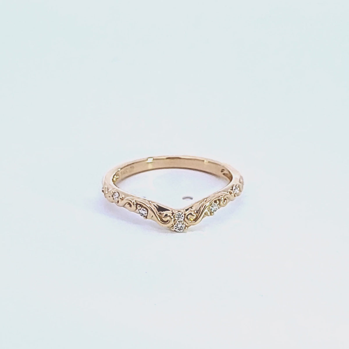 1/10ct. t.w. Vintage Curved Diamond Wedding Ring in 14K Yellow Gold