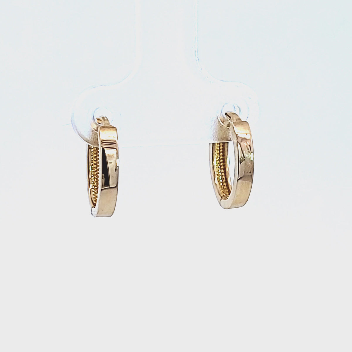 Oval Hoop Earrings in 14K Yellow Gold